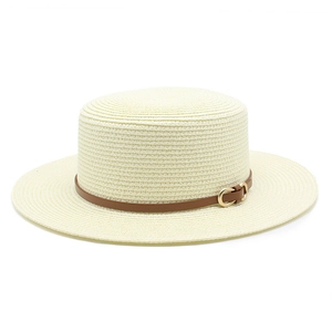 Détail du tissage du chapeau canotier blanc cassé avec ruban en cuir brun et boucle dorée