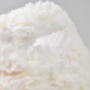 Makroaufnahme von weißem Teddy-Plüschmaterial mit rosa elastischem Banddetail