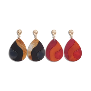 Irregular geometric teardrop resin earrings in gold-toned metal with mixed amber colors