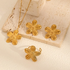 18K Gold Plated Stainless Steel Flower Jewelry Necklace Earrings Ring Elegant Floral Design Waterproof For Women
