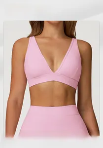 Détail du soutien-gorge de sport rose pâle avec décolleté en V profond et tissu brossé doux