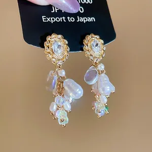 Elegante Vintage-Goldohrringe mit ovalen Kristallen und Barockperlen in der Ansicht