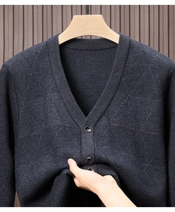 Detailansicht der dunkelblauen Strickjacke für Herren mit V-Ausschnitt und Knöpfen