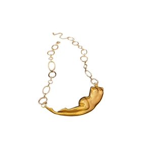 Collier doré artistique avec pendentif sculpture de corps et chaîne à maillons géométriques