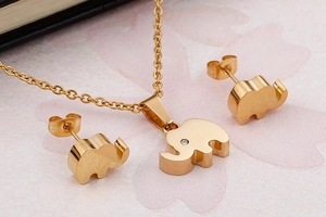 Nahaufnahme von goldenem Elefantenschmuck-Set mit Kristall-Halskette und Ohrringen