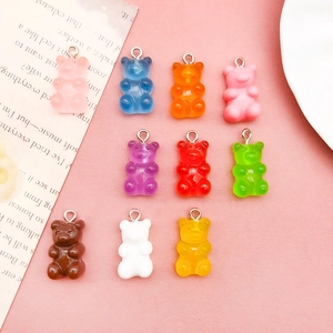 Nahaufnahme bunter Harz-Gummibärchen-Anhänger für DIY-Schmuck und Schlüsselanhänger