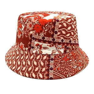 Dettaglio cappello alla pescatora boho con patchwork floreale e motivi geometrici