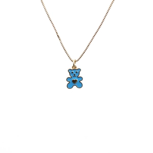 Collier doré avec pendentif ours en peluche bleu et cœur sur fond blanc épuré