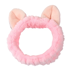 Nahaufnahme eines weichen rosa Plüsch-Stirnbands mit Katzenohren für die Gesichtspflege