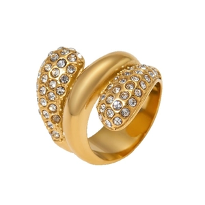 Eleganter goldener Spiralring mit funkelnden weißen Kristallen auf weißem Hintergrund