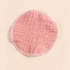 Detail der rosa waschbaren Stilleinlage aus Baumwolle mit gesteppter Textur und Naht