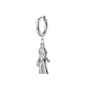 Détail macro d'une boucle d'oreille en acier inoxydable avec pendentif astronaute
