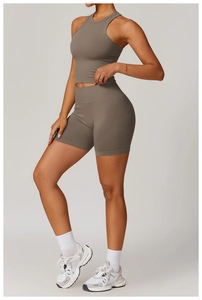Détail du tissu en maille côtelée sans couture sur l'ensemble de sport taille haute kaki