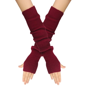 Detaillierte Strickstruktur weinroter fingerloser Armstulpen mit Fokus auf Elastizität