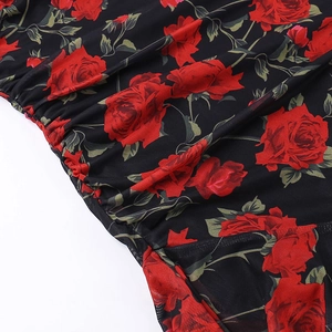 Dettaglio della stampa floreale rossa su rete nera con texture increspata fine