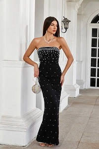 Détail de la robe bustier noire avec embellissements de perles blanches élégantes