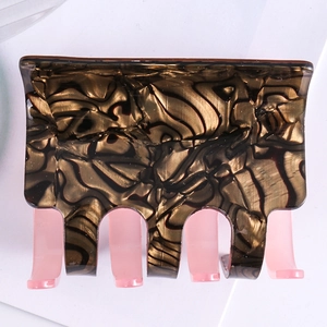 Checkered tortoiseshell acetate claw clip with pink teeth for ponytails in top view