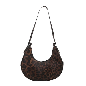 Sac hobo rétro à imprimé léopard avec détails métalliques argentés élégants