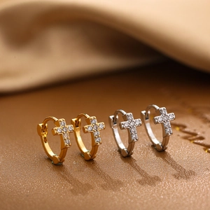 Détail de boucles d'oreilles croix en or 18K et argent avec pavé de zircons et créoles