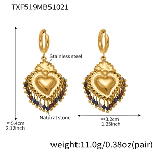 Vue détaillée des boucles d'oreilles cœur dorées avec pierres naturelles et dimensions