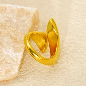 Minimalistischer, unregelmäßiger Ring aus 18k vergoldetem Edelstahl mit Skulptur-Design
