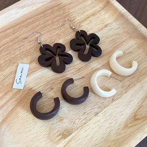 Ensemble détaillé de boucles d'oreilles rétro en bois avec pendentifs fleurs et créoles C