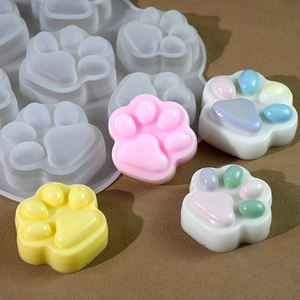 Détail du moule en silicone patte de chat et pendentifs colorés en résine DIY
