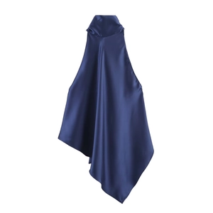 Haut licou en satin bleu profond élégant avec une texture soyeuse et ourlet fluide