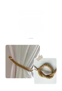 Détail d'embrasse de rideau bohème tissée main en coton et lin avec texture tressée rustique