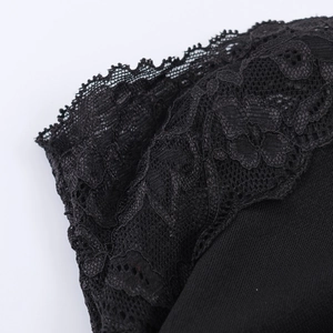 Détails de dentelle noire élégante sur une robe asymétrique avec des coutures de qualité