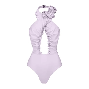 Détail du maillot de bain violet clair avec roses 3D et décolleté licou à volants élégant
