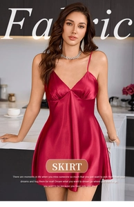 Détail de la nuisette en satin rouge montrant le col en V et la texture du tissu