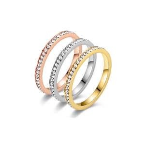 Vue détaillée de bagues en acier titane de 2 mm en tons or rose, argent et or poli.