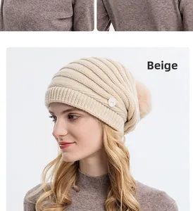 Détail du bonnet en maille beige avec motif côtelé, bouton latéral et pompon