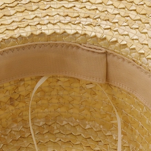 Détail de l'intérieur du chapeau de paille avec bandeau de confort et texture tissée