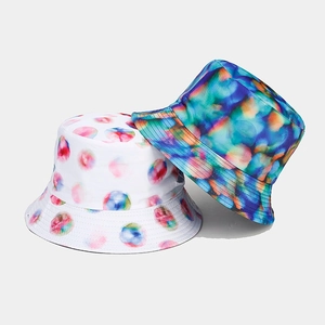 Détail de chapeaux bobs réversibles avec motifs floraux et bordure robuste