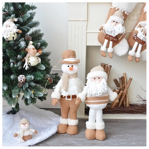 Statuine natalizie in maglia e calze festive in eleganti toni neutri marrone e crema