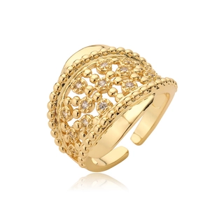 Makro-Detail des vergoldeten breiten Rings mit filigranem Muster und Zirkonia-Besatz