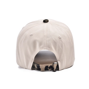 Cappellino da baseball beige in cotone con cinturino leopardato e fibbia in metallo