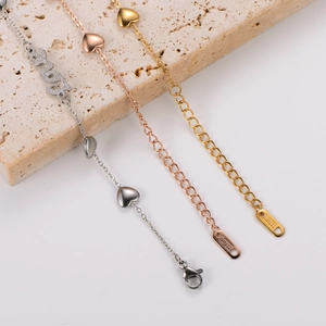 Makrofoto von Herz-Armbändern aus Edelstahl in Silber, Gold und Roségold-Finish