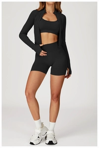 Détail de l'ensemble de yoga noir avec poignets passe-pouce et col montant zippé