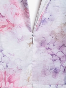 Détail du tissu en mousseline fleurie rose et violette avec fermeture éclair invisible
