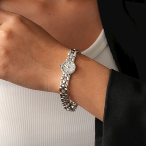 Dettaglio del bracciale a fibbia per orologio placcato oro 18k con zirconi sul modello