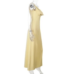 Vue latérale de la robe longue en satin jaune à bretelles sur un mannequin invisible
