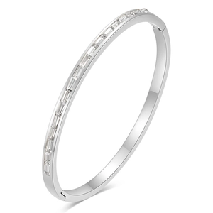 Brazalete ovalado de acero inoxidable plateado de 4mm con circonitas de corte baguette