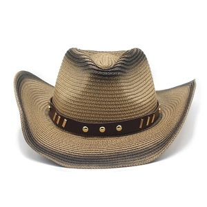 Dettaglio della trama in paglia e della fascia in pelle con borchie metalliche del cappello