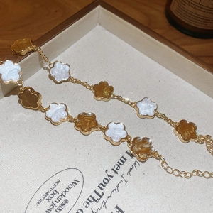 Vue macro du bracelet fleuri vintage français avec dorure et pétales blanc perle