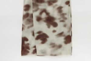 Nahaufnahme von kaffeebraunem und weißem Mesh-Stoff mit Batikmuster für Damenkleider