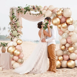 Kit arche de ballons dorés, pêche et blancs pour une décoration de mariage romantique
