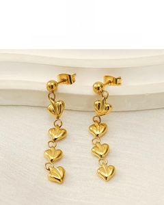 Vue détaillée des boucles d'oreilles cœur en plaqué or 18k avec texture radiale